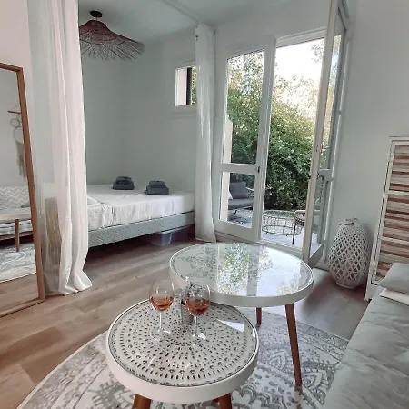 Appartement Ravissant T1 Avec Jardinet Proche De La Hyères