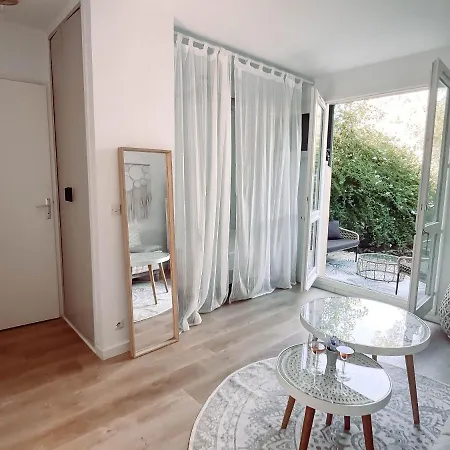 Ravissant T1 Avec Jardinet Proche De La Appartement Hyères