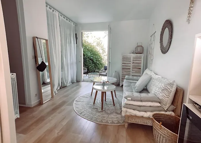 Ravissant T1 Avec Jardinet Proche De La Йер