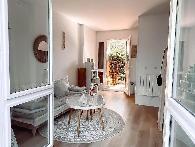 Ravissant T1 Avec Jardinet Proche De La Апартаменты Йер