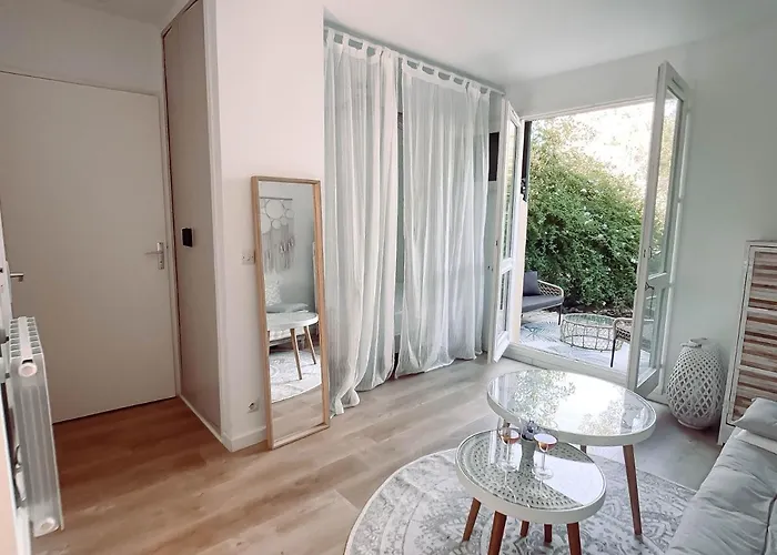 Ravissant T1 Avec Jardinet Proche De La Апартаменты Йер